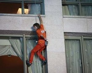 Omul-paianjen s-a catarat si pe Hotelul Intercontinental din Bucuresti