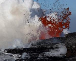 Eruptia spectaculoasa a vulcanului Kilauea din Hawaii atrage numerosi turisti