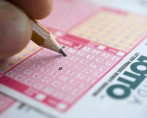 Loteria ii tenteaza pe americani cu premii de peste jumatate de miliard de dolari