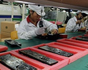 Foxconn recunoaste ca a angajat elevi de 14 ani in fabricile sale chineze