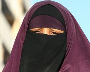Franta: Prima femeie amendata pentru incalcarea interdictiei de a purta burka