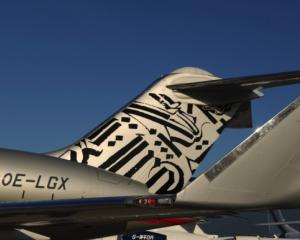 Artistul de graffiti RETNA a pictat un avion de 60 de milioane de dolari