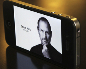 Steve Jobs aduce castiguri si dupa ce a ajuns cel mai bogat om din cimitir