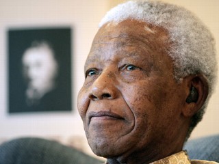 Twitter a anuntat decesul lui Nelson Mandela. Acesta e bine mersi, in vacanta