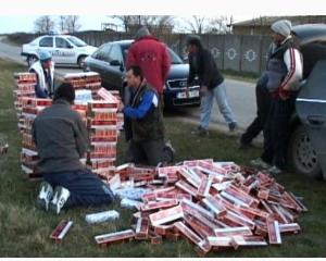 Peste 17.000 de pachete de tigari de contrabanda, gasite in podeaua unui autocamion