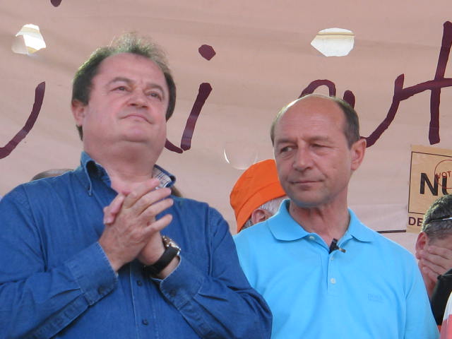 Basescu il sfatuieste pe Blaga sa-si potoleasca "foamea de putere"