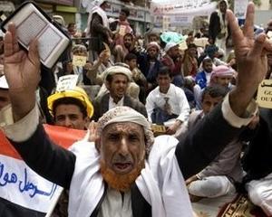 Yemen: Protestatarii sunt atacati cu tancurile, in timp ce un important general al armatei trece de partea lor