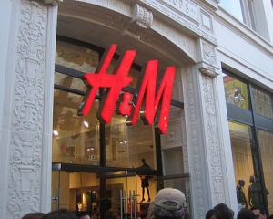 Primii 100 de clienti vor primi un card de 80 de lei in ziua deschiderii fiecarui magazin H&M