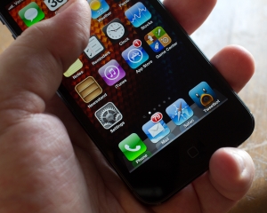 Un iPhone mai ieftin ar putea determina debarcarea lui Tim Cook