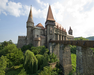 Armonii "Opera Nights" cu proiectii  "Dracula Nights at Corvinilor Castle"