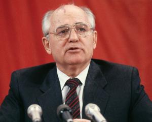 Gorbaciov iese la atac: Rusia mimeaza democratia