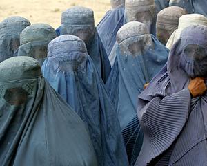 Franta interzice purtarea voalului islamic, Burka, in public. Politia se asteapta la reactii extremiste violente