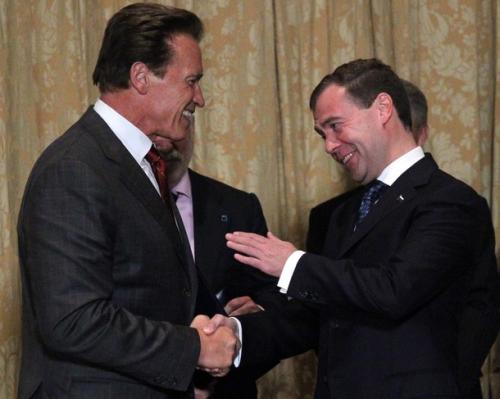Schwarzenegger si Medvedev isi scriu pe Twitter