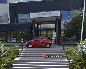 Angajatii Fiat au parcat un model 500 in fata sediului Volkswagen, pentru a fi imortalizat de camerele Google Street View