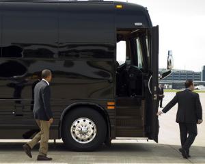 Obama promoveaza industria auto americana, dar calatoreste intr-un autocar fabricat in Canada
