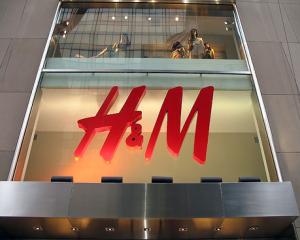H&M, mai scump in Romania decat in Vest