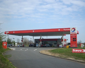 Franta: Benzinariile low cost Total practica preturi cu 5-10% mai mici