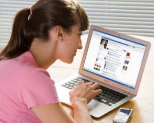 STUDIU: Cel mai mare risc legat de utilizarea retelelor sociale online la birou este scaderea productivitatii muncii, spun 30,7% din manageri