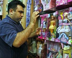 Iranul se razbuna cum poate pe capitalism: confisca papusi Barbie
