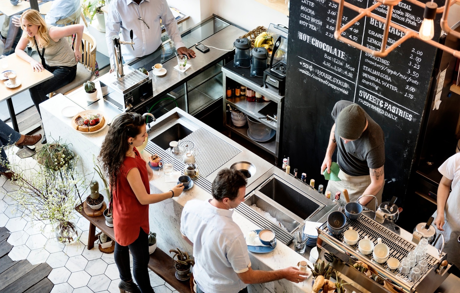 De cati bani ai nevoie ca sa deschizi o cafenea in Romania? Multi romani au acesti bani in casa