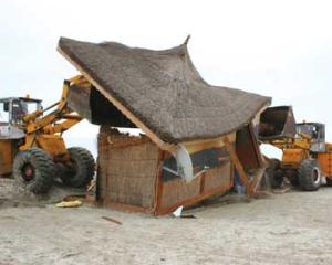 Constructiile ilegale de pe plaje vor fi demolate in 48 de ore, chiar daca au autorizatii de la primarii