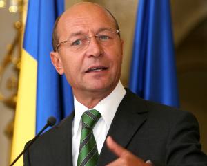 Basescu nu renunta la obiectivul de aderare la zona euro in 2015