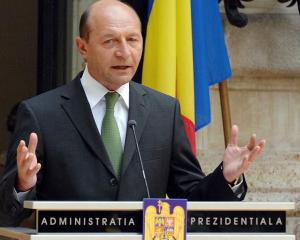 Basescu poate "sa se joace de-a presedintele" in Germania