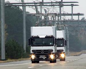 O idee geniala: In Los Angeles au fost instalate linii electrice pentru camioane