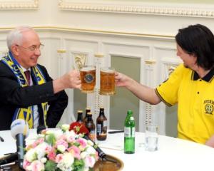 Premierul Ucrainei are probleme din cauza unei halbe de bere