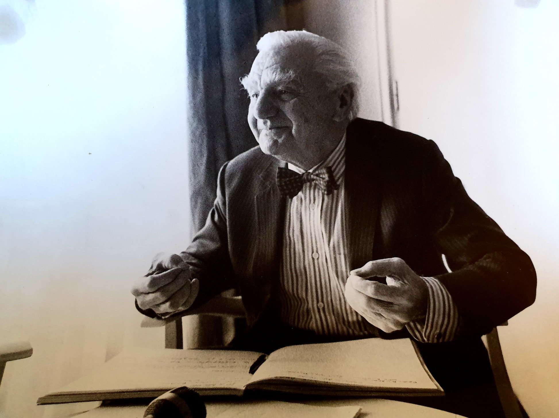 Ratiu vs. Iliescu, 1990: cand papionul a speriat mai tare decat dictatura. Cu cine votam azi?
