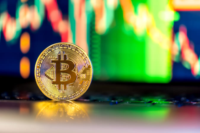 Emotii mari pentru romanii amatori de criptomonede. Bitcoin, intimidat de pragul de 100.000 de dolari, scade sub el