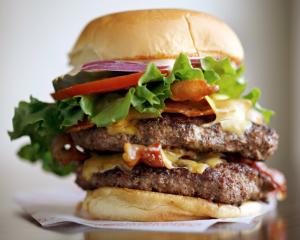 Cate persoane ar manca din cel mai mare cheeseburger