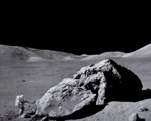 NASA a prins "in flagrant" o femeie care incerca sa vanda o roca selenara cu 1.700.000$