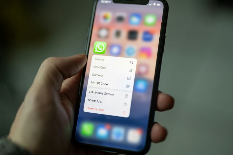 WhatsApp testeaza o noua functie AI pentru a-ti economisi timpul cu un simplu rezumat