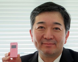 Japonezii au lansat cel mai mic telefon mobil din lume