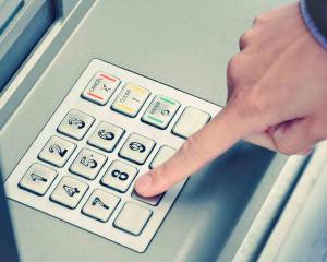 Spalati-va pe maini: Tastaturile bancomatelor sunt printre cele mai mari gazde de virusuri cauzatoare de boli