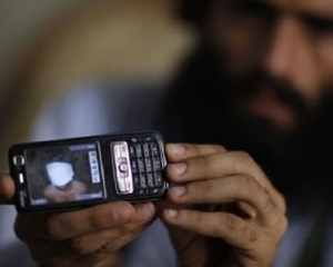 Talibanii au ars 300 de telefoane mobile si cateva calculatoare