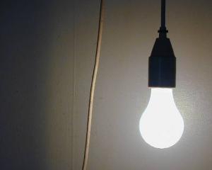 Romania pe lumina stinsa: Factura la energie electrica va creste cu 4,5%