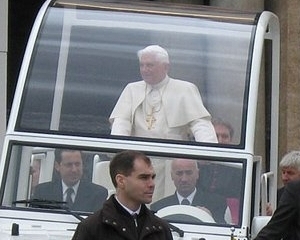 Papa risca un proces, dupa ce a uitat sa-si puna centura de siguranta in Papamobil