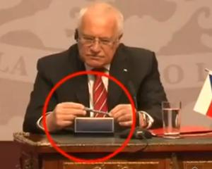 Presedintele Cehiei, Vaclav Klaus, a fost suprins furand un stilou, in timpul unei conferinte oficiale