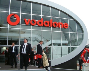 Oficialii Vodafone discuta cu premierul Emil Boc