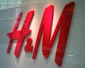H&M si romanii care au talentul de a sta la coada