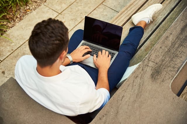 Munca remote iti poate ruina cariera, daca esti tanar. Iata de ce