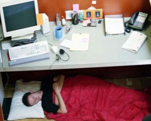 5 motive pentru care fiecare angajat are nevoie sa traga un pui de somn la job