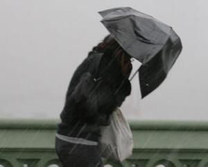 Meteo: Ploi torentiale si vant puternic pana vineri la pranz