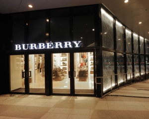 Louis Vuitton vrea sa achizitioneze Burberry