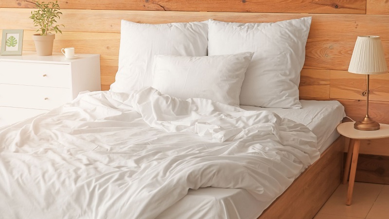 Beneficiile lenjeriilor de pat din fibre naturale vs. sintetice