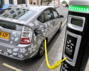 Cine cumpara masini electrice? Guvernele si corporatiile, mai putin persoanele fizice