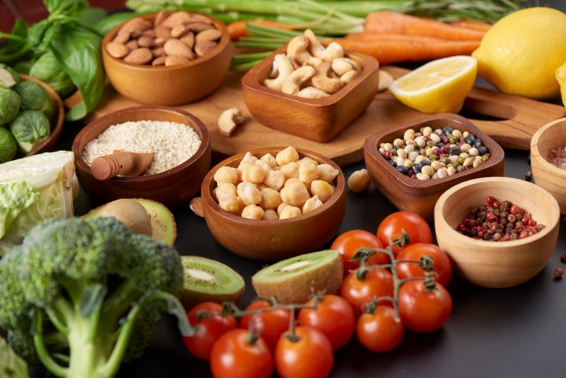 Studiu: Calitatea alimentelor, nu doar tipul dietei, scade riscul de boli cardiace. De ce dietele low-fat si low-carb nu sunt suficiente