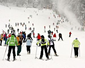Cat costa daca vrei sa mergi la schi in Poiana Brasov?